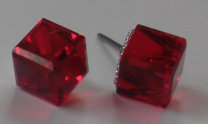 Náušnice Swarovski Kostička Light Siam na rhodiované puzetě (KosPuz6_22)