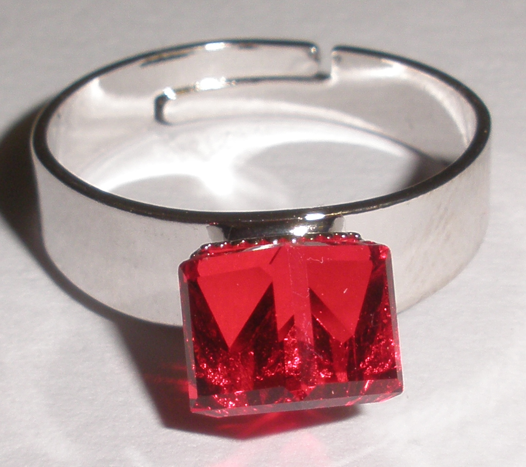 Prstýnek Swarovski Kostička Light Siam rhodiovaný (SwPrKos4)