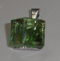 Přívěsek Swarovski Kostička Peridot rhodiovaný (PřívKos_46)