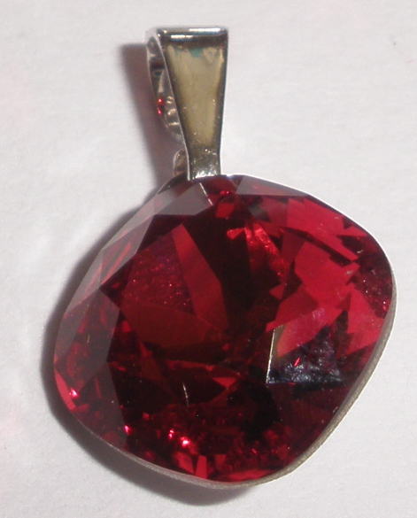 Přívěsek Swarovski Čtvereček Scarlet rhodiovaný (ČtvPr_97)